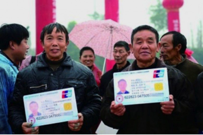 کارگران مهاجر کارت های تامین اجتماعی خود را در منطقه دازو، چونگ کینگ دریافت می کنند.  منبع: http://cq.sina.com.cn/city/cqfb/2012-12-11/48593.html